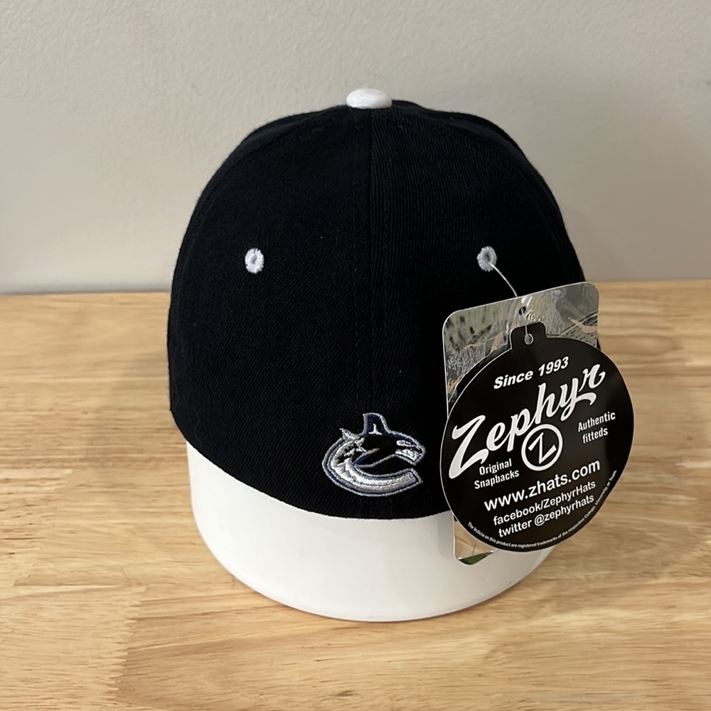 NHL | Vancouver Canucks Hat - Picture 4 of 4